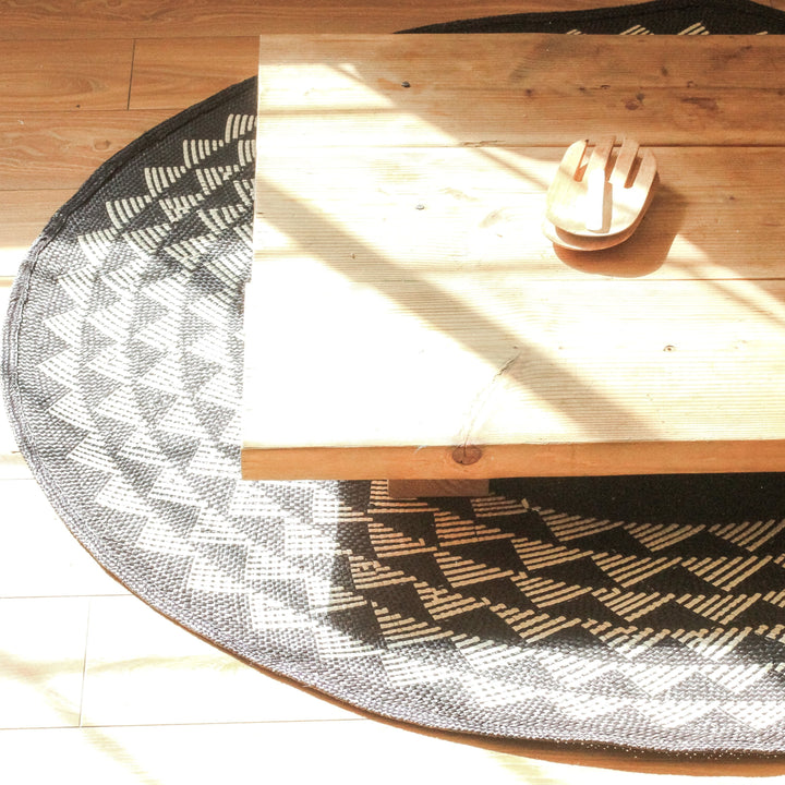 Round 4' Mat, Black with Triangles