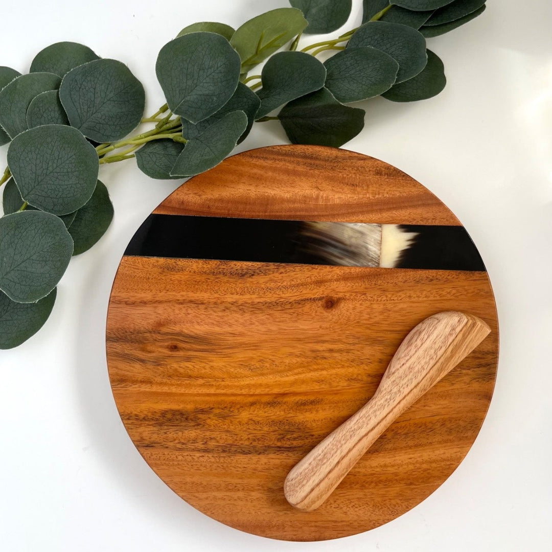 Round Cheese Board with Spreader, Black Mosaic Horn Inlay